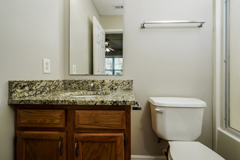 1,640/Mo, 5837 Ashcroft Dr Indianapolis, IN 46221 Main Bathroom View