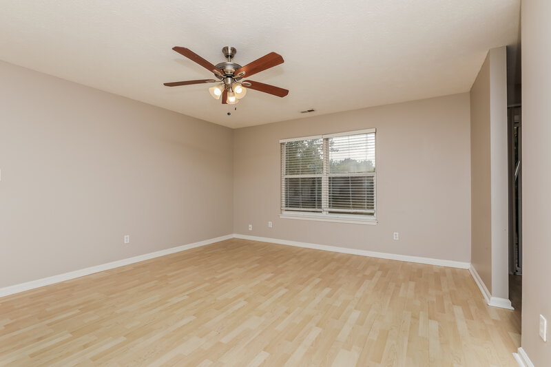1,625/Mo, 5102 Emmert Dr Indianapolis, IN 46221 Living Room View 2