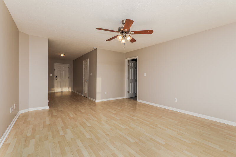 1,625/Mo, 5102 Emmert Dr Indianapolis, IN 46221 Living Room View 3