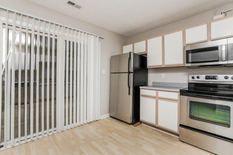 1,625/Mo, 5102 Emmert Dr Indianapolis, IN 46221 Kitchen View 2