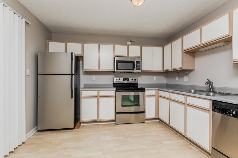 1,625/Mo, 5102 Emmert Dr Indianapolis, IN 46221 Kitchen View 3