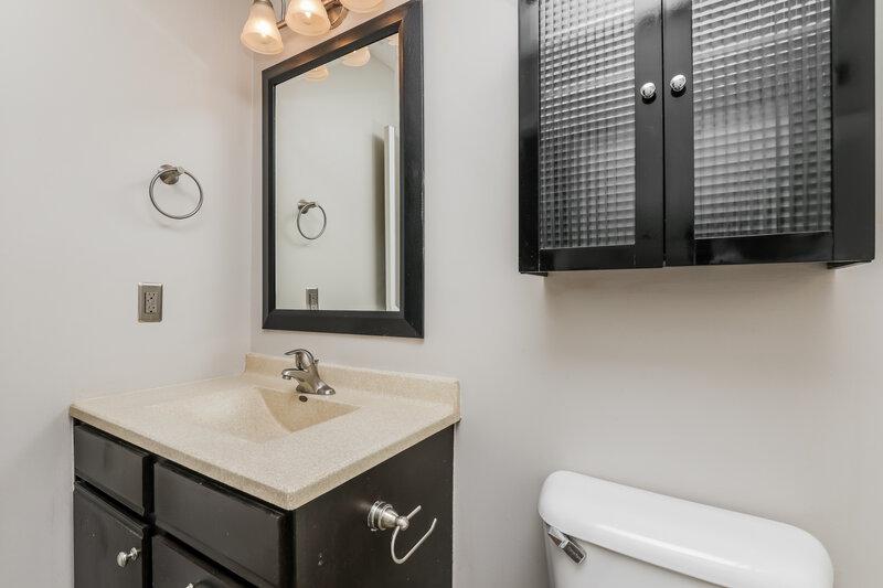 1,625/Mo, 5102 Emmert Dr Indianapolis, IN 46221 Main Bathroom View