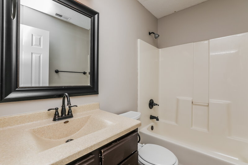 1,625/Mo, 5102 Emmert Dr Indianapolis, IN 46221 Bathroom View