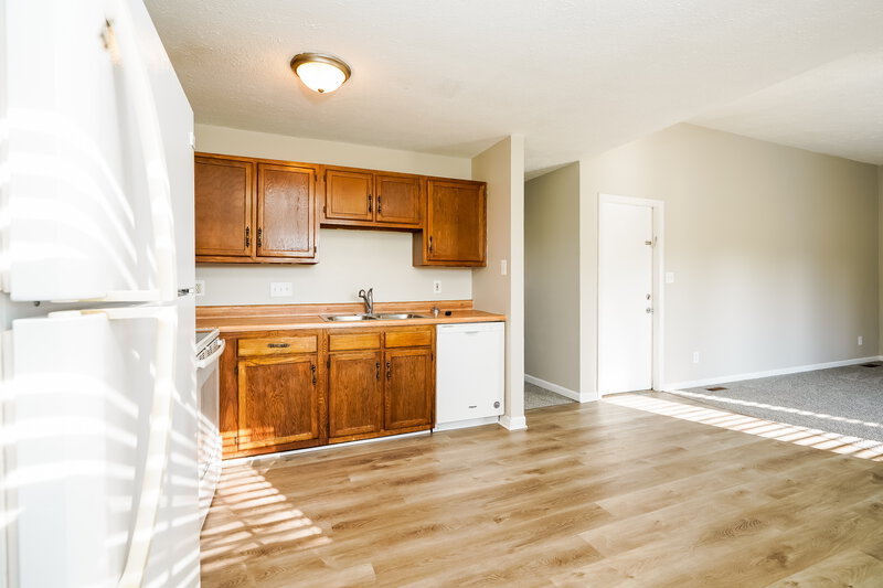1,750/Mo, 6938 Kellum Dr Indianapolis, IN 46221 Kitchen View 3