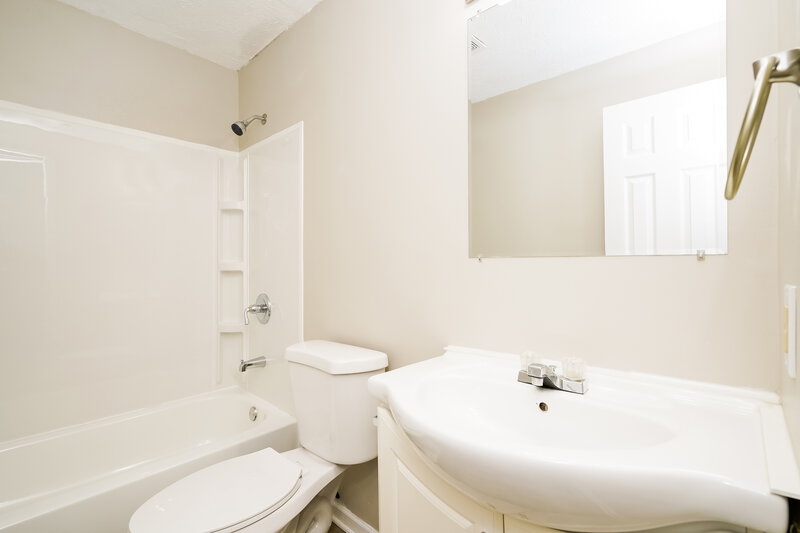 1,750/Mo, 6938 Kellum Dr Indianapolis, IN 46221 Bathroom View