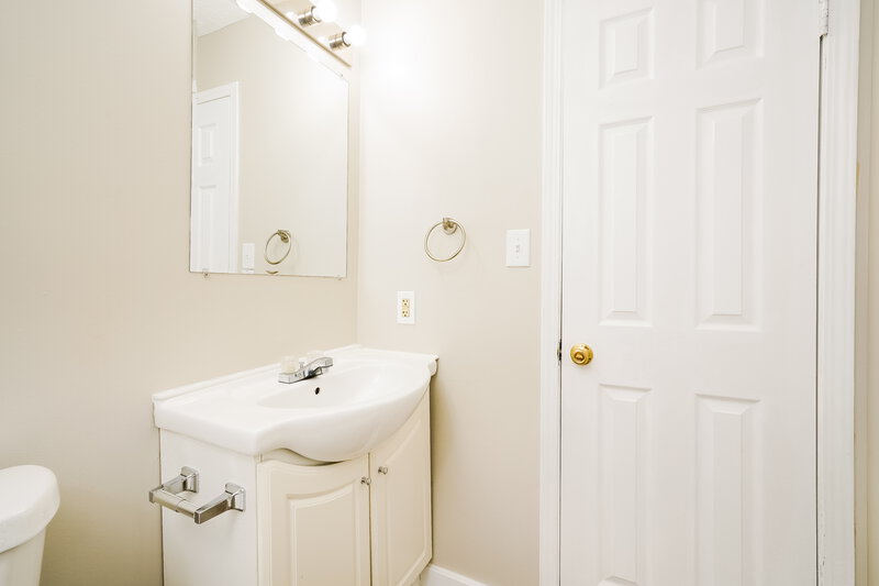 1,750/Mo, 6938 Kellum Dr Indianapolis, IN 46221 Bathroom View 2