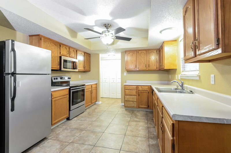 2,005/Mo, 5821 Dollar Forge Dr Indianapolis, IN 46221 Kitchen View