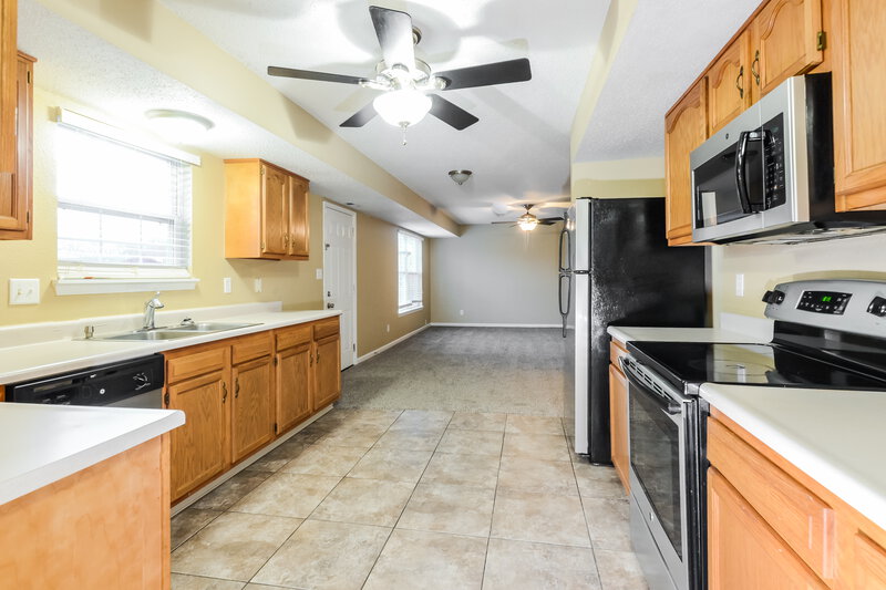 2,005/Mo, 5821 Dollar Forge Dr Indianapolis, IN 46221 Kitchen View 2
