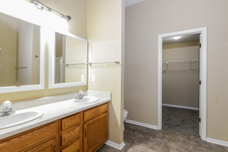 2,005/Mo, 5821 Dollar Forge Dr Indianapolis, IN 46221 Main Bathroom View