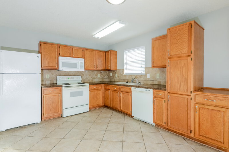 2,310/Mo, 6036 Riversport Ct Indianapolis, IN 46221 Kitchen View 3