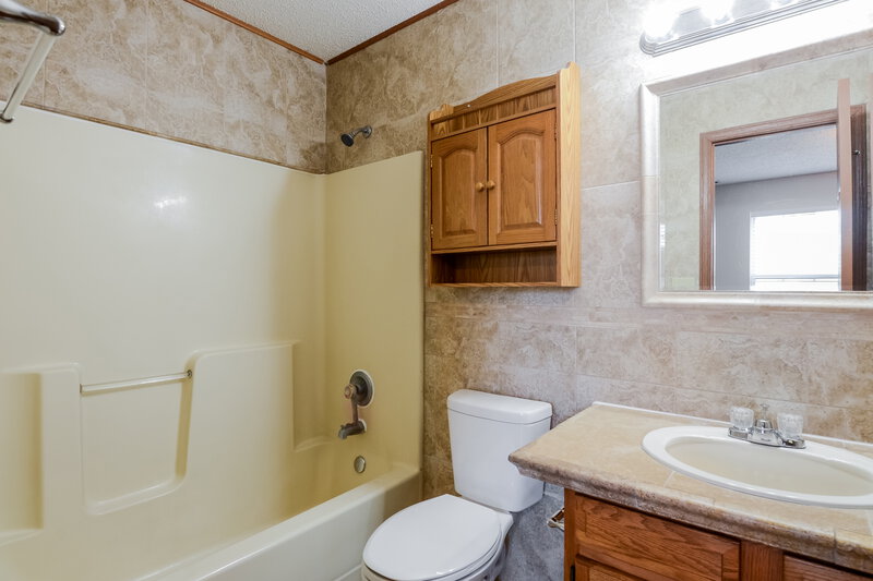 2,310/Mo, 6036 Riversport Ct Indianapolis, IN 46221 Main Bathroom View