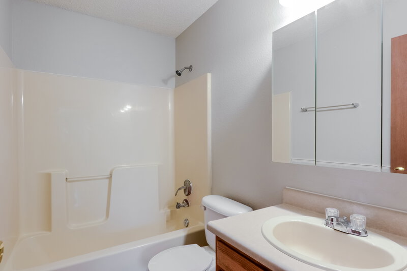 2,310/Mo, 6036 Riversport Ct Indianapolis, IN 46221 Bathroom View