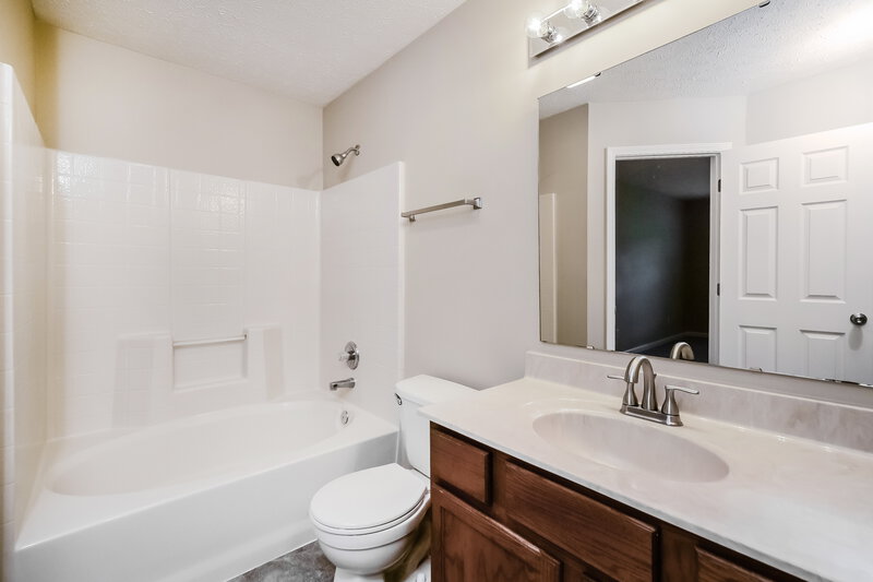 1,730/Mo, 622 Shingle Oak Ct Indianapolis, IN 46224 Main Bathroom View