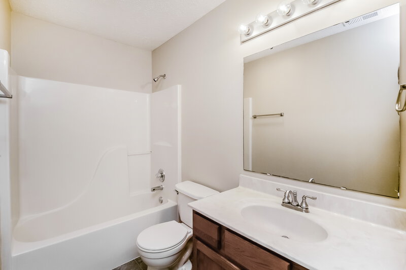 1,730/Mo, 622 Shingle Oak Ct Indianapolis, IN 46224 Bathroom View