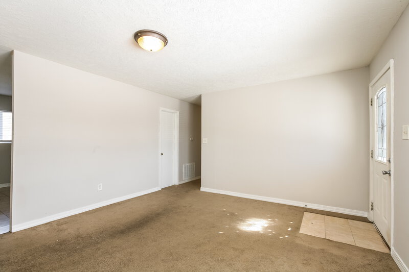 1,485/Mo, 4804 N Kenyon Dr Indianapolis, IN 46226 Living Room View 2
