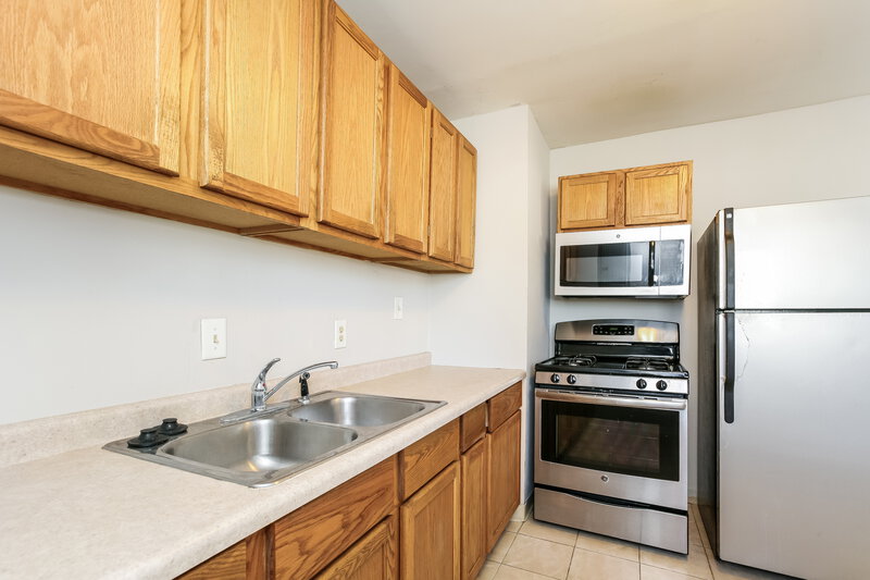 1,485/Mo, 4804 N Kenyon Dr Indianapolis, IN 46226 Kitchen View 2
