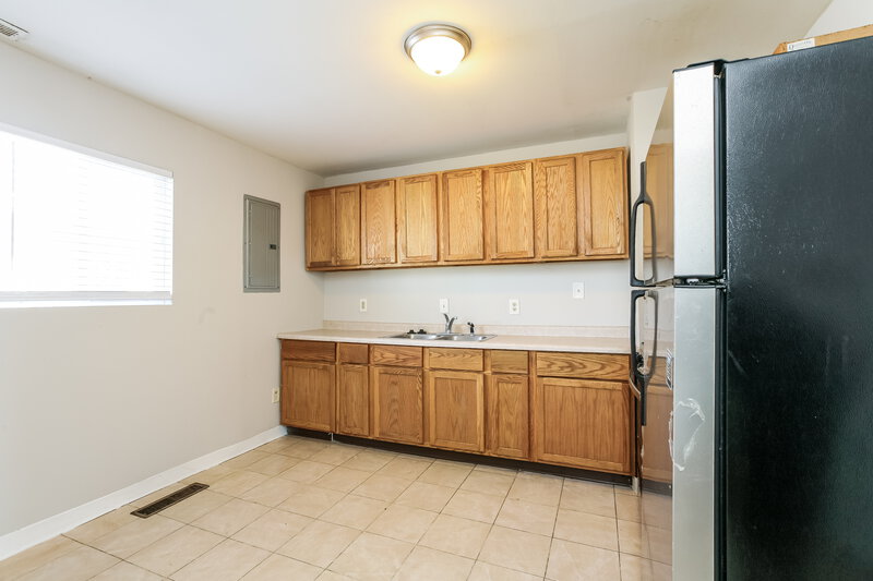 1,485/Mo, 4804 N Kenyon Dr Indianapolis, IN 46226 Kitchen View 4