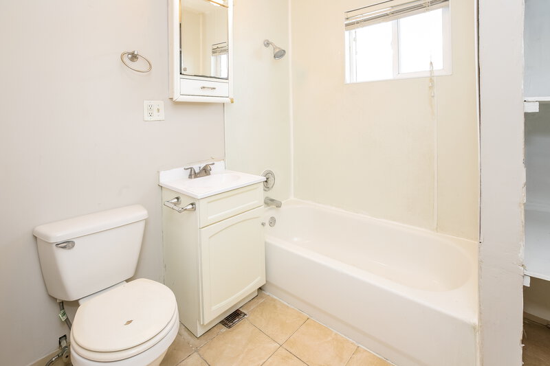 1,485/Mo, 4804 N Kenyon Dr Indianapolis, IN 46226 Bathroom View