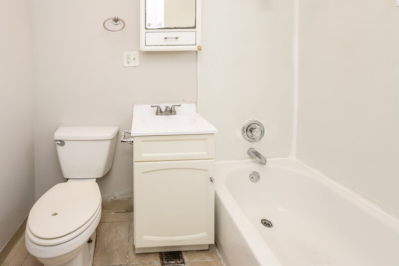 1,485/Mo, 4804 N Kenyon Dr Indianapolis, IN 46226 Bathroom View 2