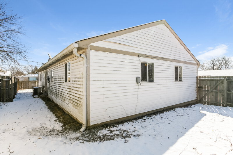 1,485/Mo, 4804 N Kenyon Dr Indianapolis, IN 46226 Rear View