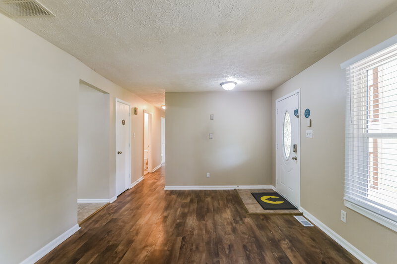 2,120/Mo, 4825 Manker St Indianapolis, IN 46227 Living Room View 2
