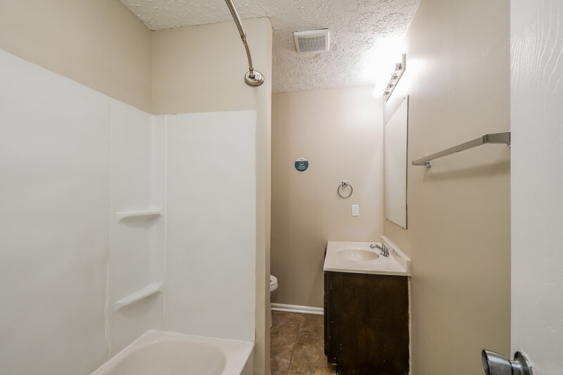 2,120/Mo, 4825 Manker St Indianapolis, IN 46227 Main Bathroom View