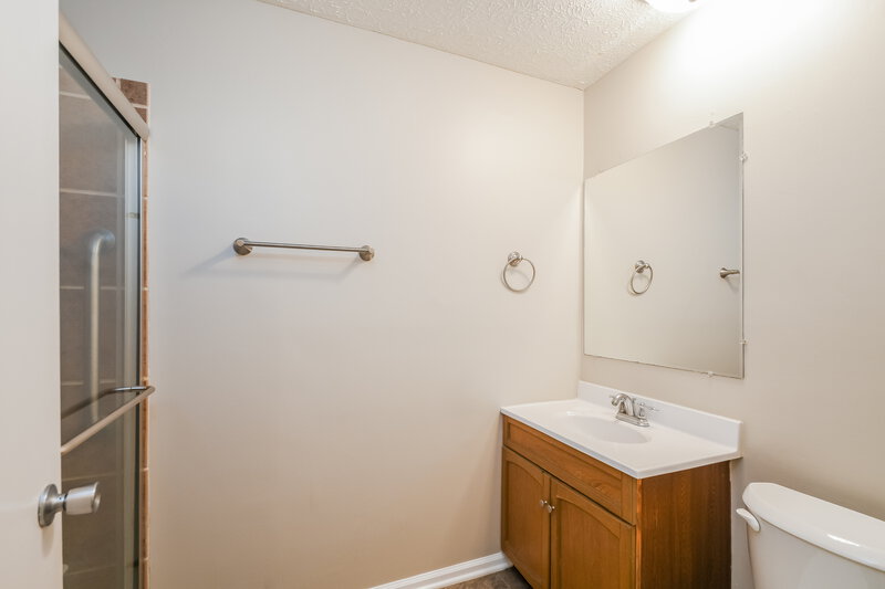 2,120/Mo, 4825 Manker St Indianapolis, IN 46227 Bathroom View