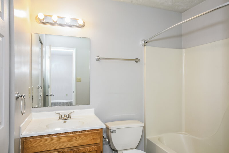 1,750/Mo, 3420 Cold Harbor Dr Indianapolis, IN 46227 Main Bathroom View