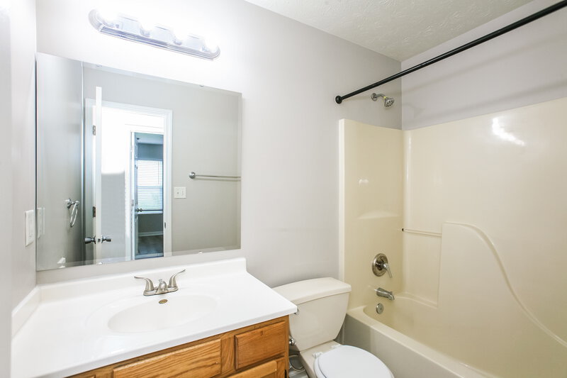 1,750/Mo, 3420 Cold Harbor Dr Indianapolis, IN 46227 Bathroom View