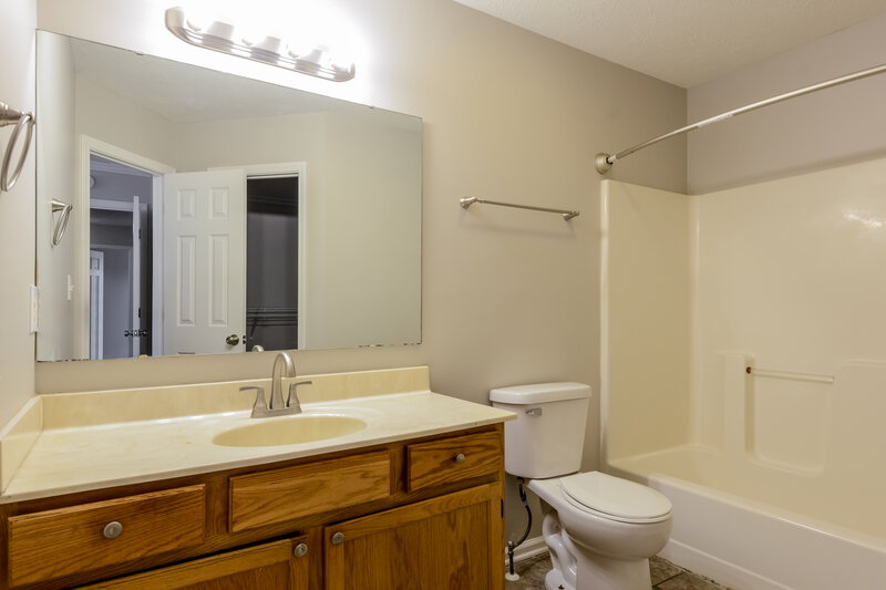 1,790/Mo, 6180 Morning Dove Dr Indianapolis, IN 46228 Main Bathroom View