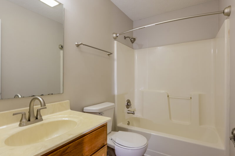 1,790/Mo, 6180 Morning Dove Dr Indianapolis, IN 46228 Bathroom View