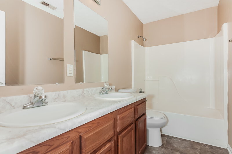 1,650/Mo, 2628 Lullwater Ln Indianapolis, IN 46229 Main Bathroom View