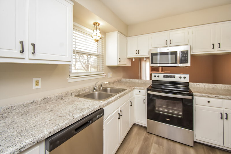 1,575/Mo, 1533 Moores Manor Indianapolis, IN 46229 Kitchen View