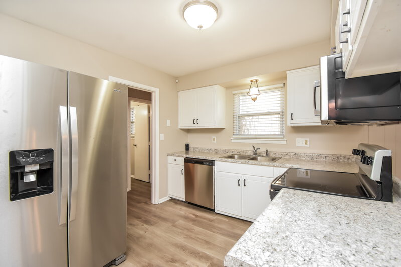 1,575/Mo, 1533 Moores Manor Indianapolis, IN 46229 Kitchen View 2