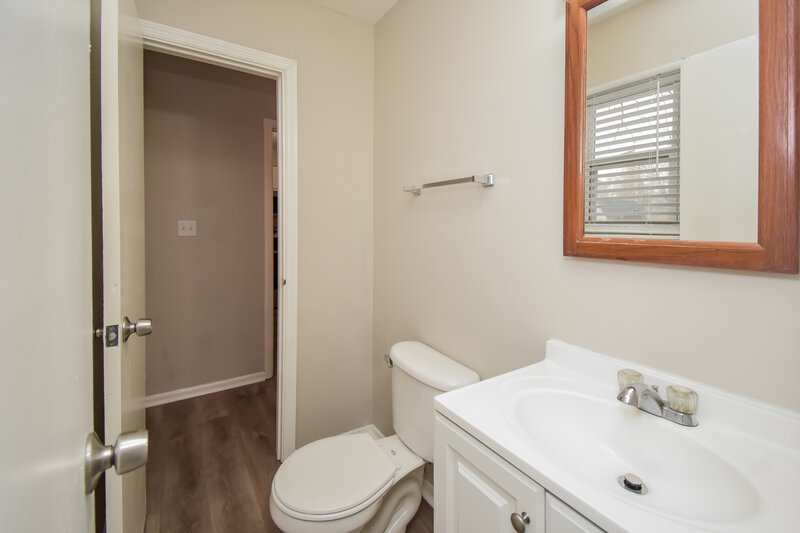 1,575/Mo, 1533 Moores Manor Indianapolis, IN 46229 Main Bathroom View