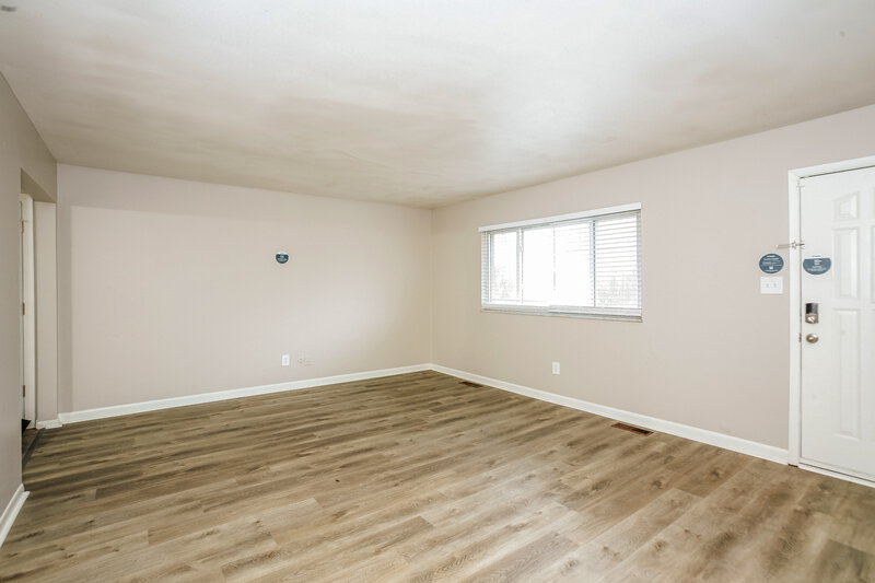1,750/Mo, 51 N Galeston Ave Indianapolis, IN 46229 Living Room View 2