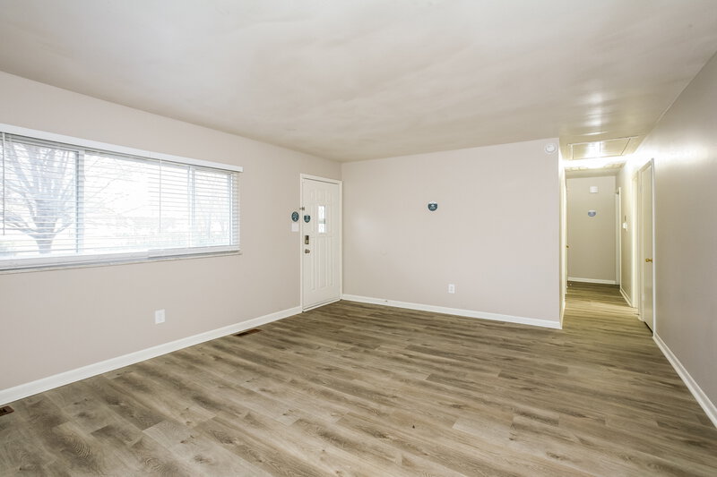 1,750/Mo, 51 N Galeston Ave Indianapolis, IN 46229 Living Room View 3