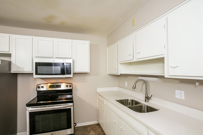 1,750/Mo, 51 N Galeston Ave Indianapolis, IN 46229 Kitchen View 2