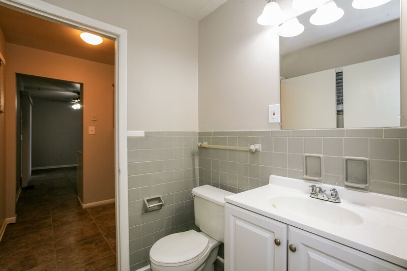 1,750/Mo, 51 N Galeston Ave Indianapolis, IN 46229 Main Bathroom View