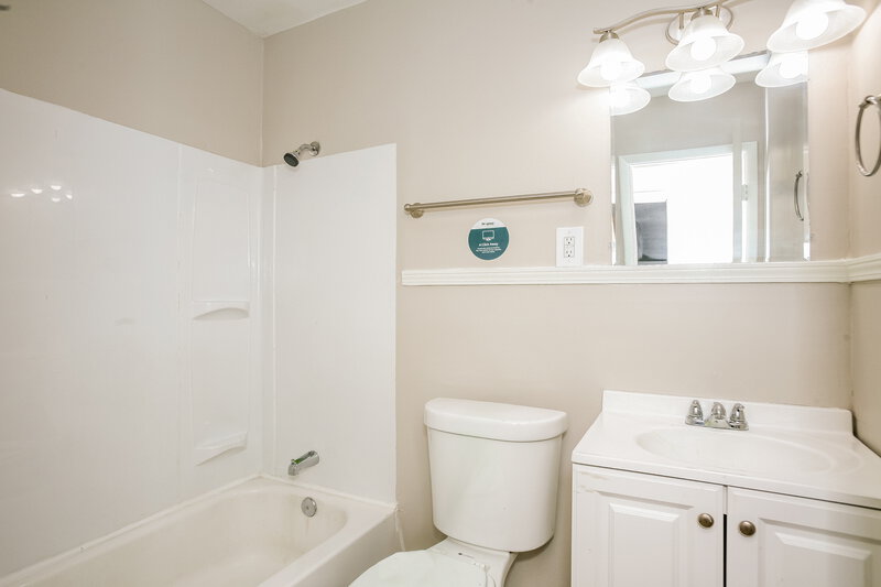 1,750/Mo, 51 N Galeston Ave Indianapolis, IN 46229 Bathroom View