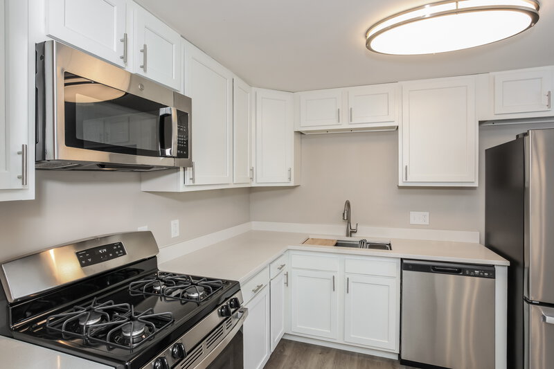 1,730/Mo, 1850 N Schwier Dr Indianapolis, IN 46229 Kitchen View