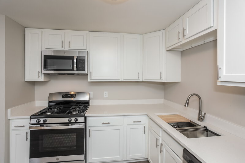 1,730/Mo, 1850 N Schwier Dr Indianapolis, IN 46229 Kitchen View 2