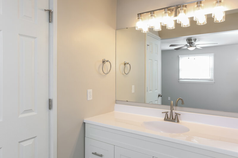 1,730/Mo, 1850 N Schwier Dr Indianapolis, IN 46229 Main Bathroom View