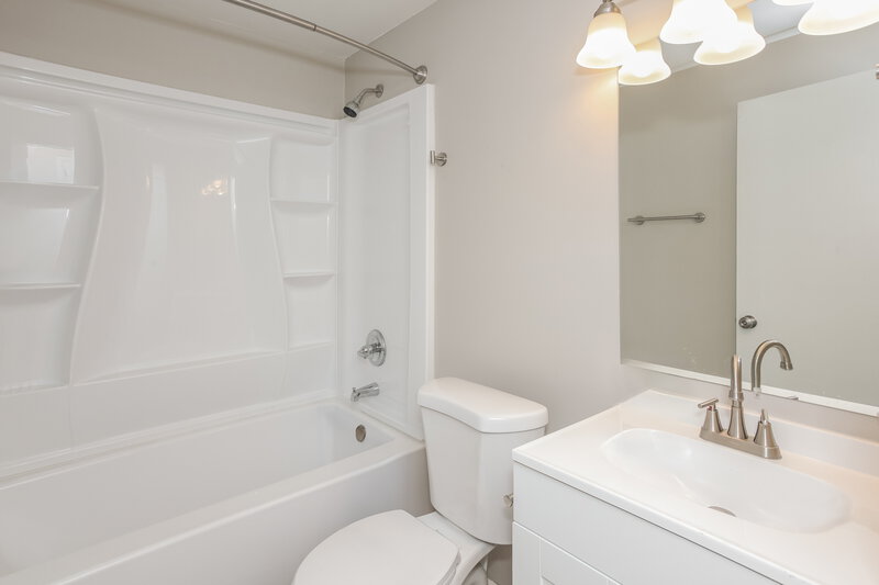 1,730/Mo, 1850 N Schwier Dr Indianapolis, IN 46229 Bathroom View