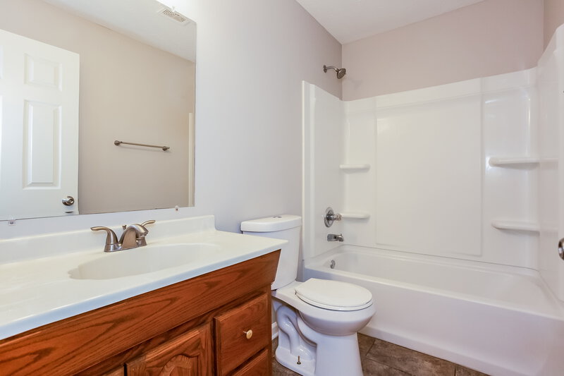 1,600/Mo, 10107 Park Royale Dr Indianapolis, IN 46229 Bathroom View