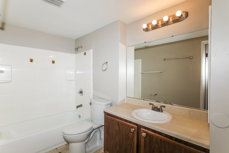 1,555/Mo, 822 Woodlark Dr Indianapolis, IN 46229 Bathroom View
