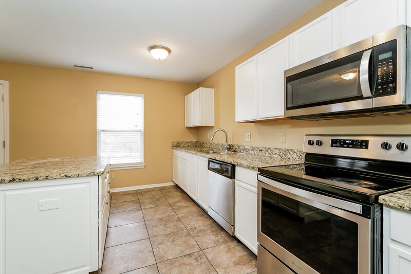 1,985/Mo, 2044 Southernwood Ln Indianapolis, IN 46231 Kitchen View 2