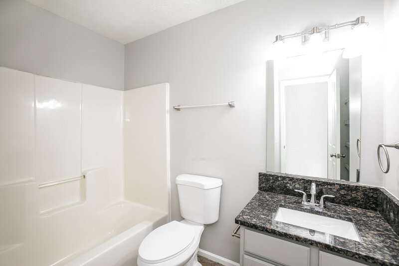 2,330/Mo, 1446 Hillcot Ln Indianapolis, IN 46231 Bathroom View