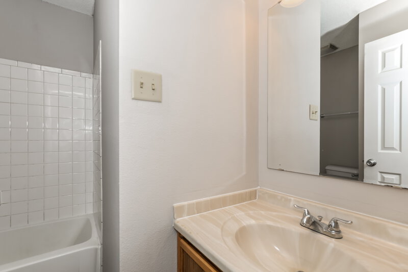 1,705/Mo, 1836 Dutch Elm Dr Indianapolis, IN 46231 Main Bathroom View