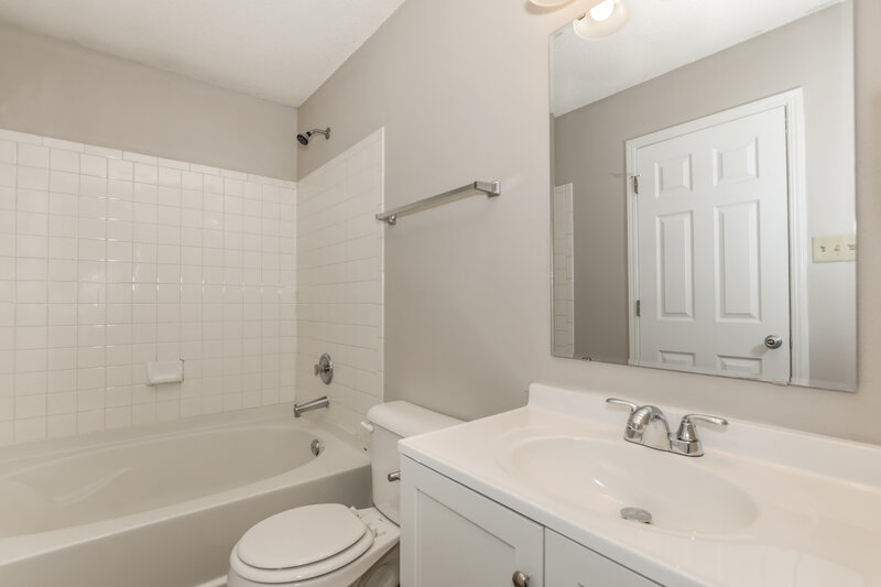 1,705/Mo, 1836 Dutch Elm Dr Indianapolis, IN 46231 Bathroom View